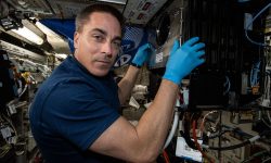 Le commandant Chris Cassidy travaille sur l'expérience Soft Matter Dynamics