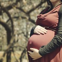 czNmcy1wcml2YXRlL3Jhd3BpeGVsX2ltYWdlcy93ZWJzaXRlX2NvbnRlbnQvbHIvdXB3azYxNzc1MDExLXdpa2ltZWRpYS1pbWFnZS1rb3dsNXdyai5qcGc Pregnant woman holds her belly