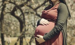 Donna incinta tiene il suo ventre