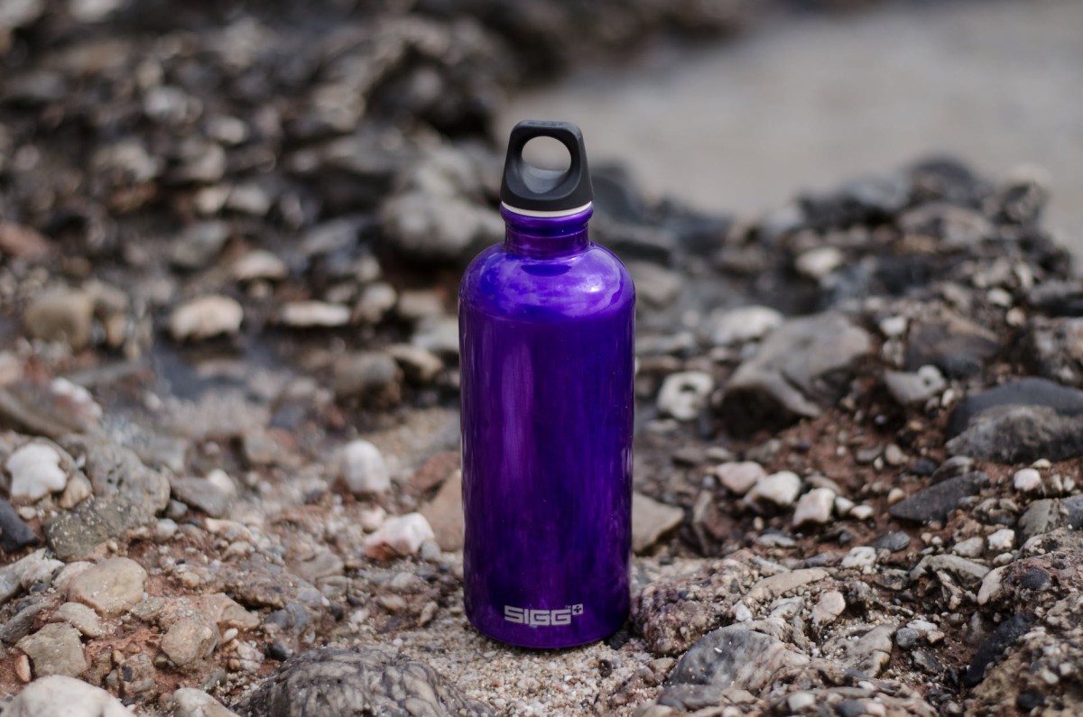 bouteille de sport violette au sol
