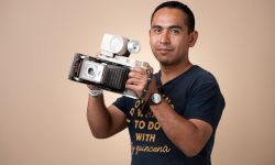 Porträt eines Mannes mit Retro-Kamera