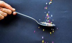 pessoa pegando confeitos