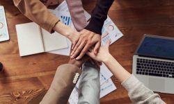 foto di persone vicino a un tavolo di legno
