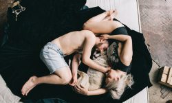 couple dormant avec un chien