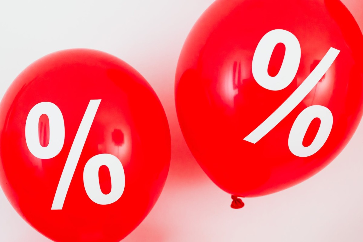 zwei rote Luftballons mit Prozentzeichen auf weißem Hintergrund