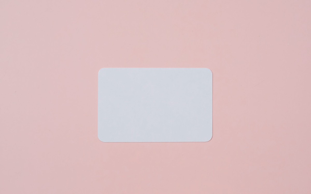 tarjeta de visita en blanco sobre fondo rosa