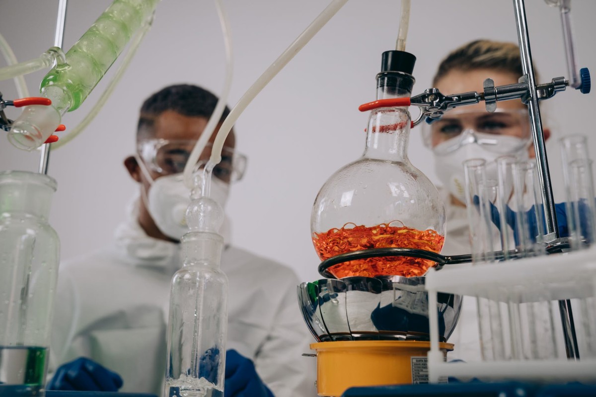 Wissenschaftler experimentieren im Labor