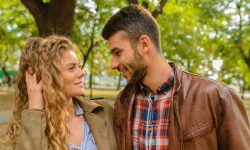 uomo indossa una giacca di pelle marrone con zip