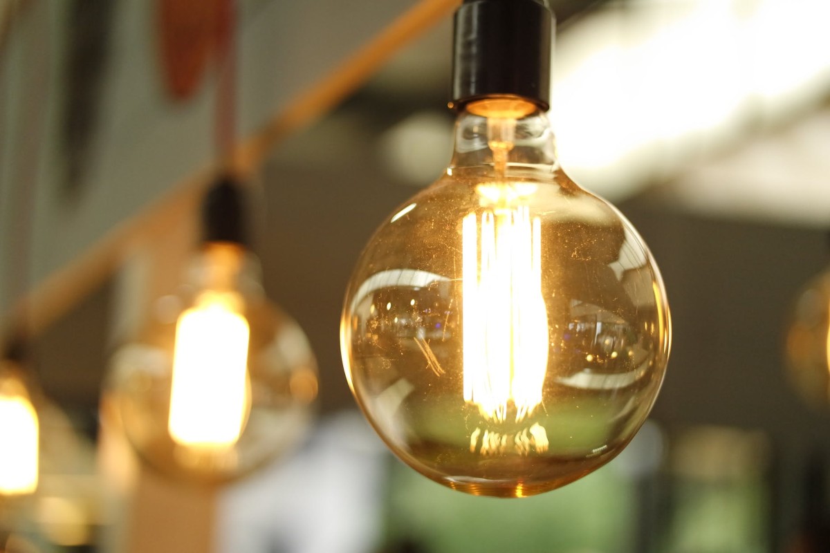 セレクティブ フォーカス写真の照明付き電球