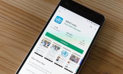 smartphone android nero su tavolo di legno marrone