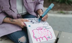 donna non riconoscibile disegna graffiti su carta