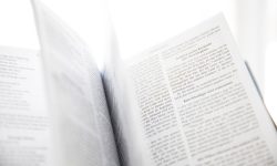 fotografia a foco de um livro aberto