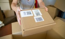 caja de cartón sostenida por una persona