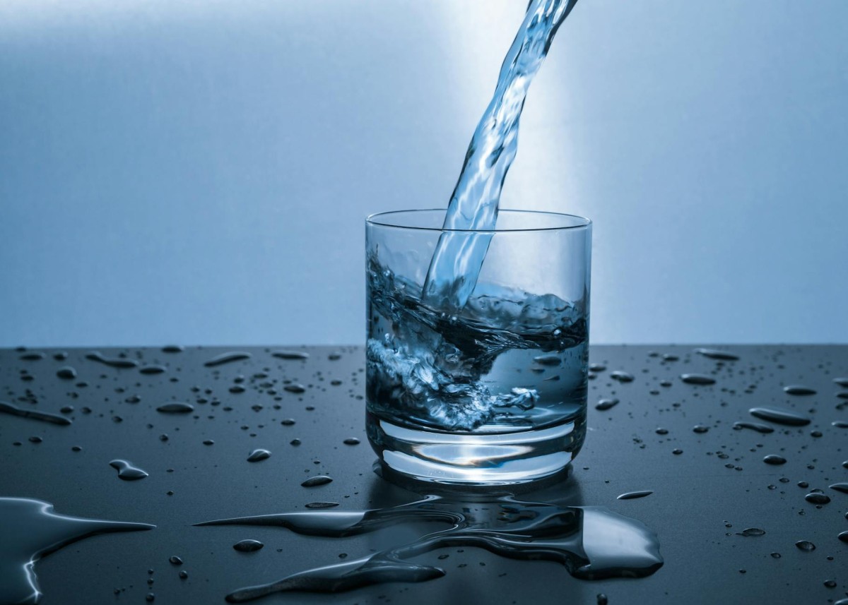 liquide versé dans un verre de pinte